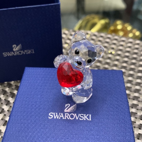 Swarovski Kris bear holding a heart - Picture 1 of 3